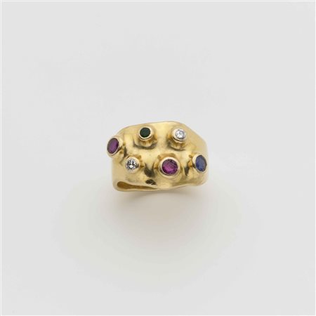 Anello in oro giallo con diamanti, rubini, zaffiro e smeraldo, g. 14,70,...