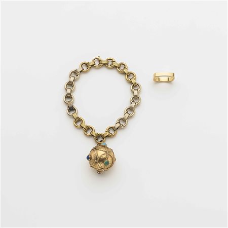 Bracciale in oro con charm a boule con incatonate pietre dure e anello...