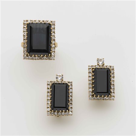 Demi-parure in oro giallo con pietre incolore rotonde a circondare tre...