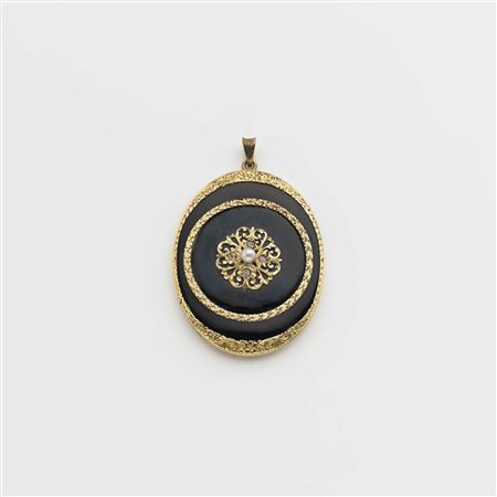 Ciondolo ovale in oro giallo con smalto nero, piccoli diamanti irregolari e...