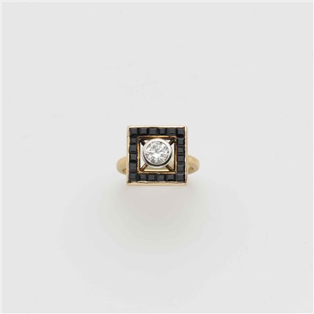 Anello in oro rosso e bianco con al centro un diamante rotondo taglio a...