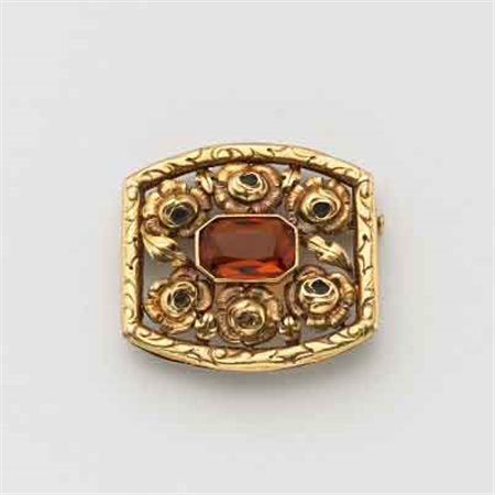 Spilla in oro giallo e rosso a lavorazione sbalzata con fiori a contornare...