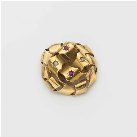 Spilla in oro giallo come un nastro intrecciato, due diamanti e due rubini,...