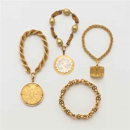Lotto composto da quattro bracciali in oro giallo, bianco e rosso di varie...