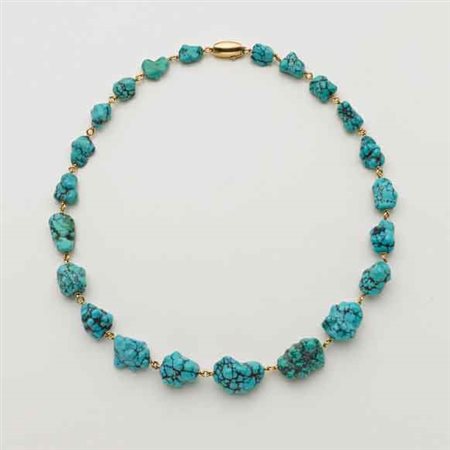 Collana scalata di turchese irregolare rilegata in oro giallo e rifinita con...