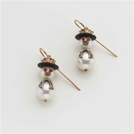 MAGLIA TREVISO Orecchini pendenti in argento dorato a guisa di pupazzo di...