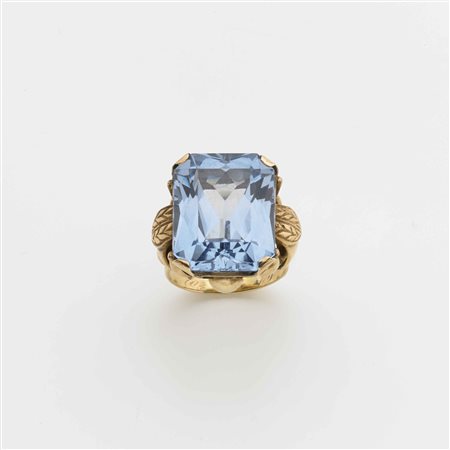 Anello in oro giallo con al centro spinello sintetico azzurro, g.17,30,...
