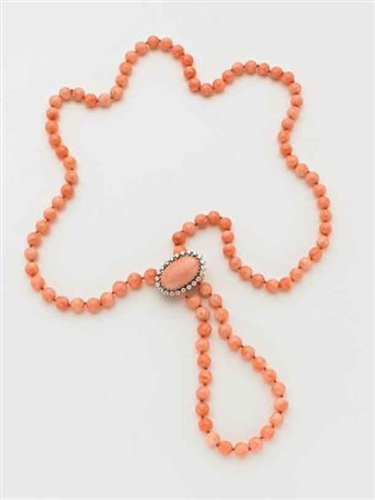 Lotto composto da collana e spilla in corallo rosa variegato. La collana con...