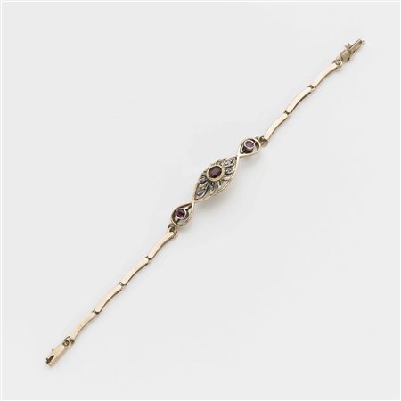 Bracciale in oro rosso e argento con tre rubini, due rotondi ed uno ovale al...