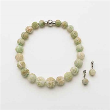 Demi-parure composta da collana e orecchini di giada incisa a scalare nella...