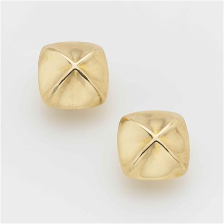 Orecchini a lobo in oro giallo piramidati, g.11,80 Gold earrings