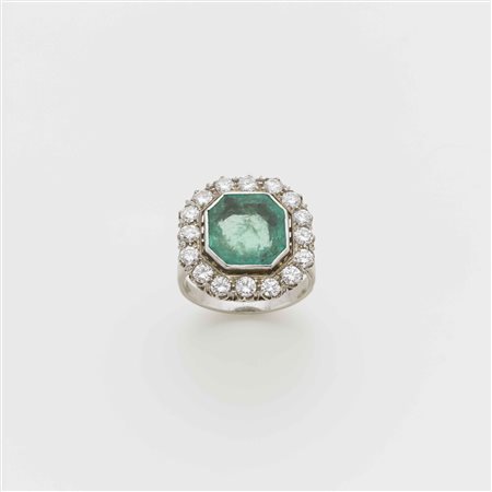 Anello in oro bianco con diamanti rotondi taglio a brillante a contornare uno...