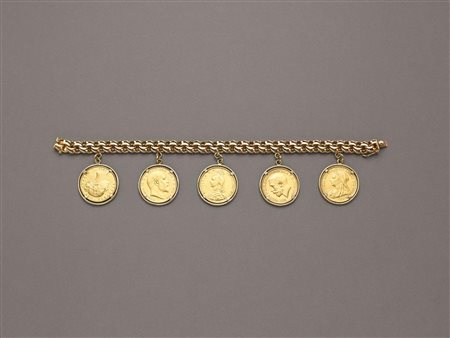 Bracciale in oro giallo con 5 monete a charms di cui quattro con sterlina...