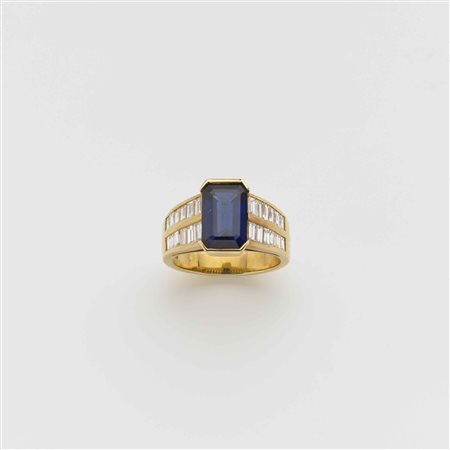 Anello in oro giallo con al centro zaffiro ottagonale ct 3,85 circa e...