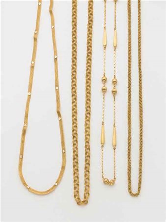 Lotto composto da quattro catene lunghe di vario genere a maglie lucide,...