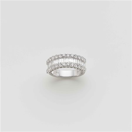 Anello in oro bianco con diamanti rotondi taglio a brillante a contornare una...