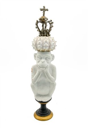 Piero Figura scultura in gesso e materiali vari raffigurante scimmia con corona,