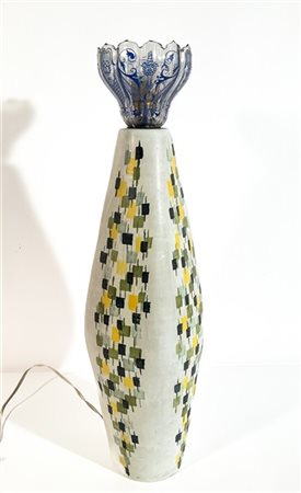 Lampada da tavolo in ceramica, smaltata in bianco con composizione astratta in