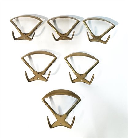 Lotto di sei appendiabiti da parete in fusione di ottone. Italia, anni '50. (di