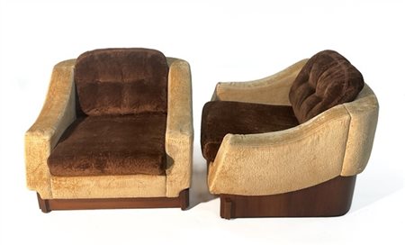 Coppia di poltrone con scocca in legno impiallacciato e rivestimento in tessuto