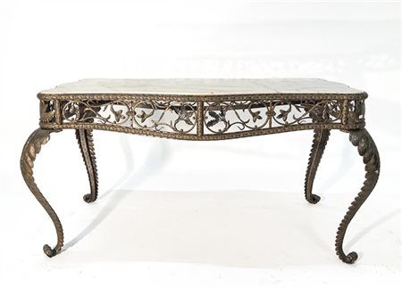 Tavolo in ferro battuto patinato con effetto bronzo, con piano sagomato in marm