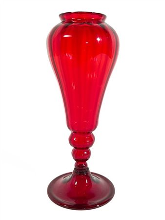 Manifattura di Murano Vaso a corpo allungato e costolato in vetro soffiato rosso