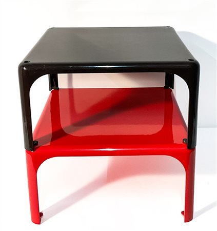 Vico Magistretti Coppia di tavolini bassi modello "Demetrio 45". Produzione Arte