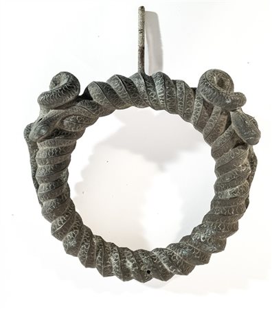 Battiporta in fusione di bronzo raffigurante due serpenti avvinghiati. Italia,