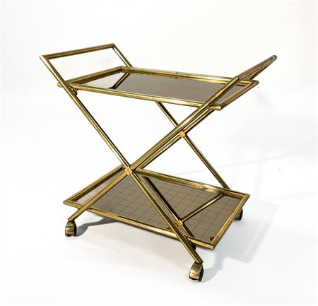Carrello portavivande a due ripiani in tubolare di ottone e vetro fumé con pied
