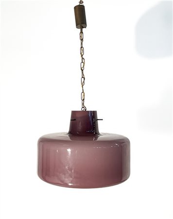 Lampada a sospensione in vetro incamiciato lattimo e ametista. Struttura in ott