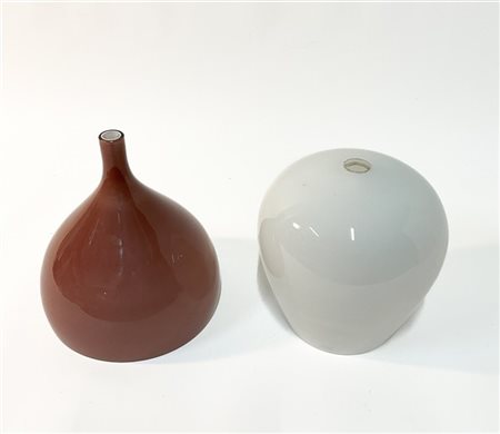 Venini Due diffusori per lampada a sospensione, uno in vetro incamiciato lattimo