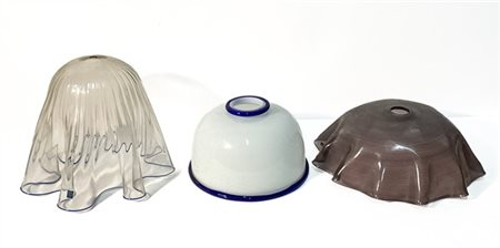 Manifattura di Murano Lotto di tre paralumi: uno modello "Zaccaria" di Ettore So