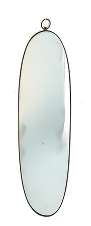 Specchiera di forma ovale con attaccaglia ad anello in ottone. Italia, anni '50