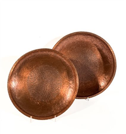 Rizzato Due piatti centrotavola in rame martellato. Italia, anni '70. (d max cm