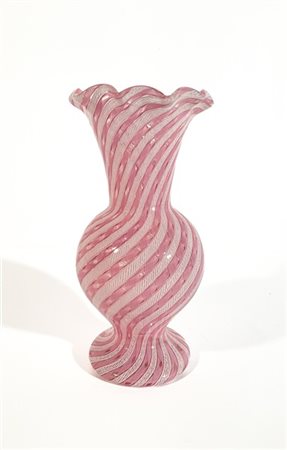 Manifattura di Murano Vaso a balaustro con orlo ondulato in vetro soffiato crist