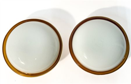 Coppia di lampade da parete modello "812/01". Vetro lattimo con bordo trasparen