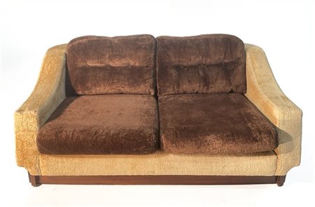 Divano a due posti con scocca in legno impiallacciato e rivestimento in tessuto