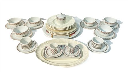 Varie parti di servizi in ceramica di varie manifatture.