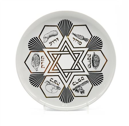 Fornasetti "The seder plate"
Piatto in porcellana bianca serigrafata in nero e o