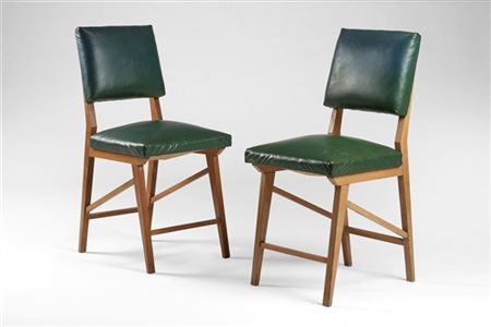 Coppia di sedie in legno chiaro massello e simil pelle verde. Italia, anni '50/