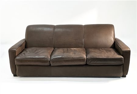 Divano imbottito a tre posti di gusto Déco rivestito in pelle marrone scuro. It