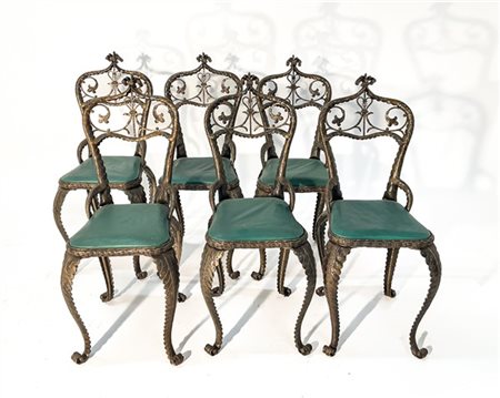 Gruppo di sei sedie in ferro battuto patinato con effetto bronzo, con schienale