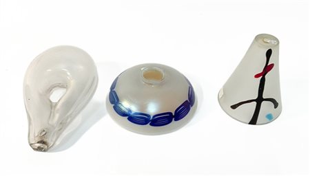 Lotto composto da un pendente in vetro soffiato incolore fortemente iridato di