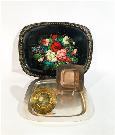 Un vassoio e un posacenere Zanetto in metallo martellato, uniti a un vassoio in