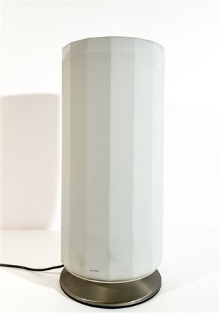 Lampada da tavolo a quattro luci in metallo spazzolato e laccato bianco con dif