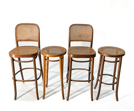 Gruppo di quattro sgabelli alti, di cui due con schienale, in faggio curvato. P