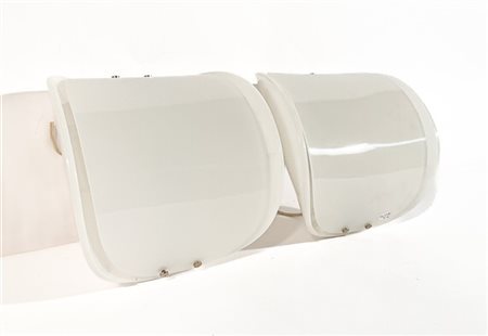 Coppia di applique in metacrilato bianco. Italia, anni '70. (h max cm 21)