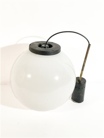 Lampada a sospensione in metallo verniciato nero con diffusore sferico in plast