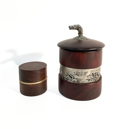 Lotto composto da un portaoggetti con presa del coperchio a forma di cavallo e