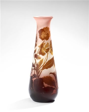 Gallé Vaso in vetro soffiato a cammeo nei toni del vinaccia, marrone, beige e bi